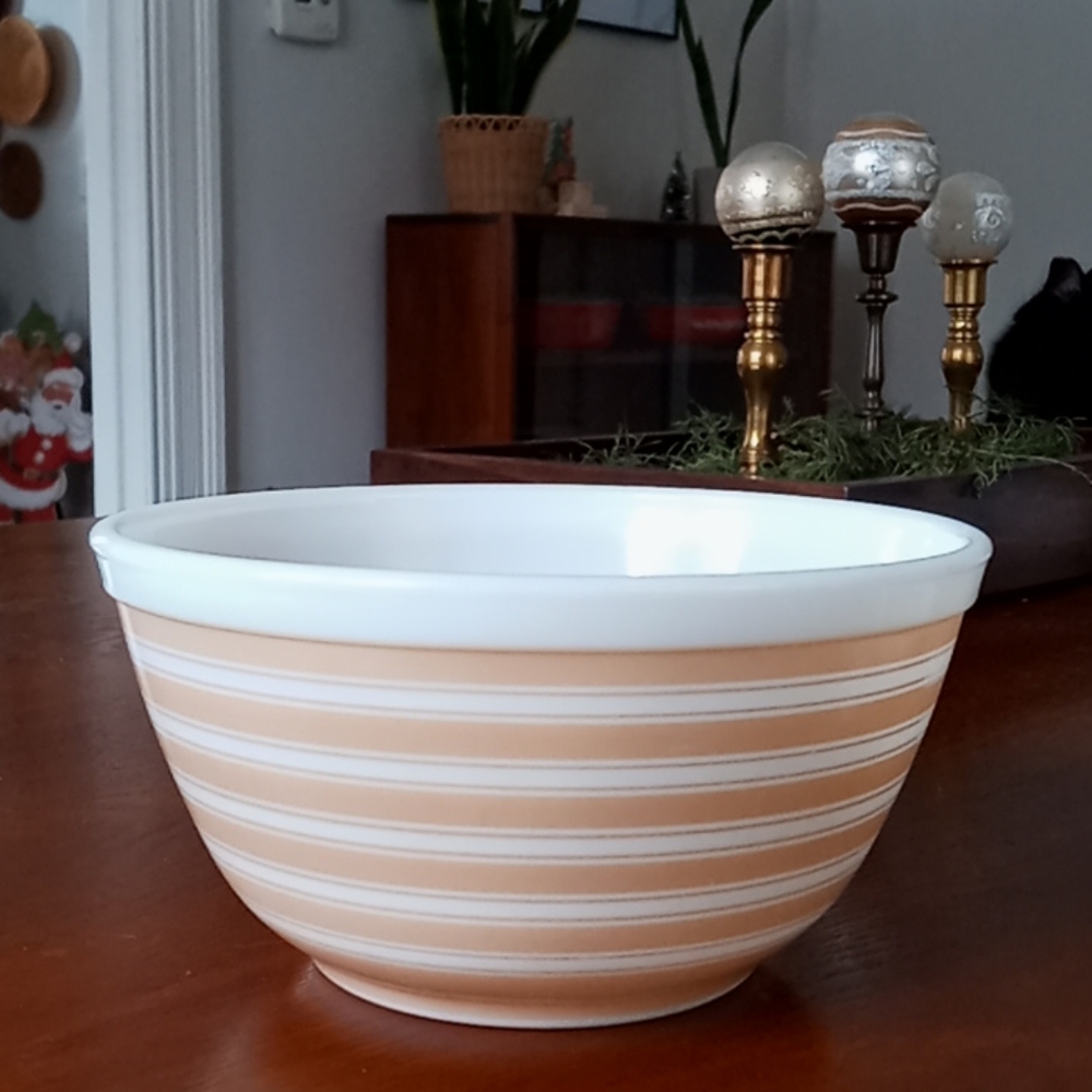 Vintage Pyrex 402 tan stripes bowl